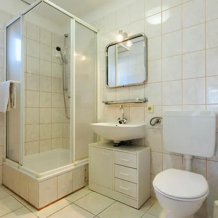Apartment Steps From The Sunny 4 Person Jurkin Number Two *